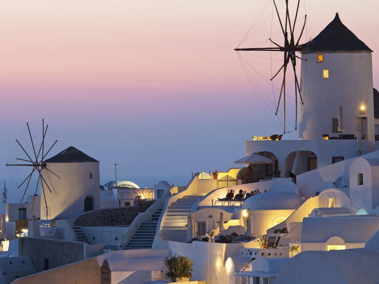 Minoan Lines’ New Santorini Palace Links Crete with Cyclades Islands
