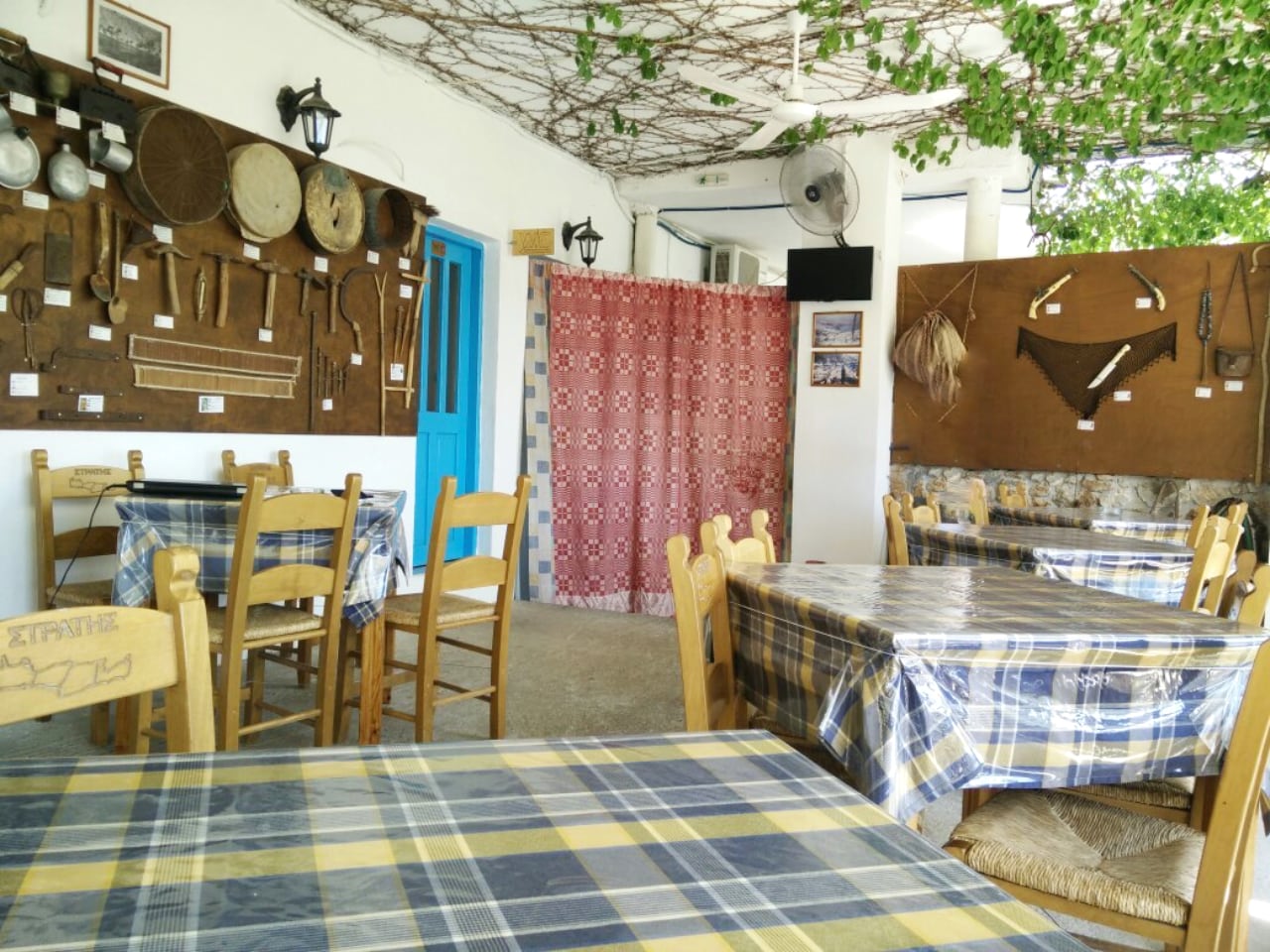 Taverna Stratis at magical Loutro Village, stratis eatery loutro village crete, stratis restaurant loutro, pantelitsa rooms