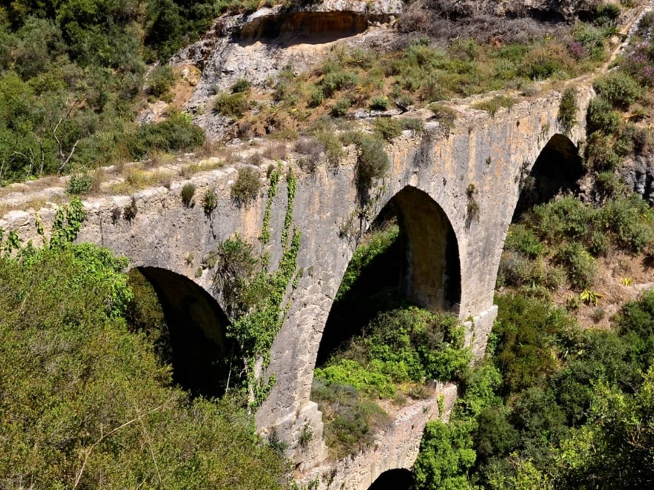 Agia Eirini Spilia (holy peace) you can find the Morosinis aqueduct