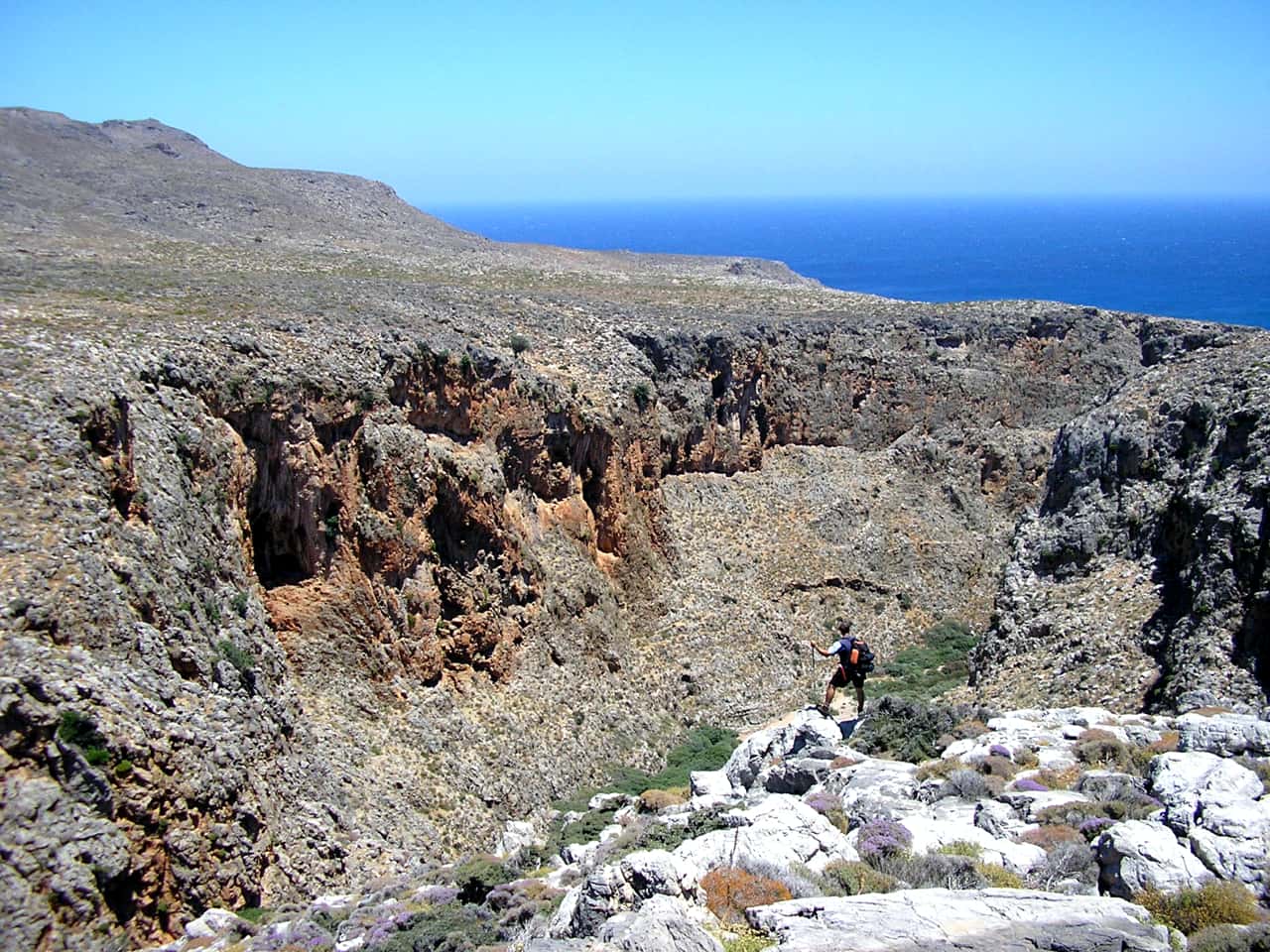 kato zakros travel guide, activities kato zakros crete, kato zakros where to stay, kato zakros hotels, things to do kato zakros, geopark sitia, dead's gorge hiking, hiking routes kato zakros, e4 european path kato zakros, east crete zakros, bird watching 