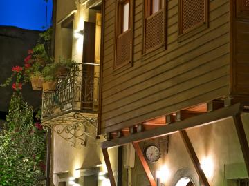 ionas boutique hotel chania. ionas hotel old town chania, ionas hotel splanzia chania, where to stay chania, best small historic hotel chania, chania suites studios apartments double rooms,  crete travel chania, holidays chania town
